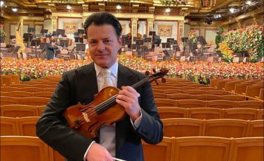 Shkëlzen Doli i revoltuar që komentuesit e RTK-së nuk e përmendën fare atë gjatë transmetimit të koncertit festiv nga Filharmonia e Vjenës