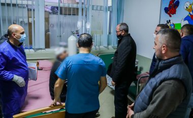 Agim Aliu viziton të lënduarit në Ferizaj: Uroj të mos shënohet asnjë viktimë
