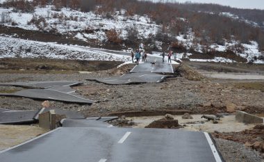 Komuna e Malishevës tregon kush e asfaltoi rrugën që e shkatërroi uji