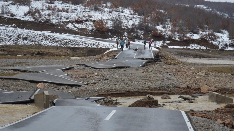 Komuna e Malishevës tregon kush e asfaltoi rrugën që e shkatërroi uji