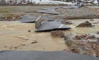 Shiu i madh shkatërron një rrugë në Malishevë, asfalti ndahet në copa