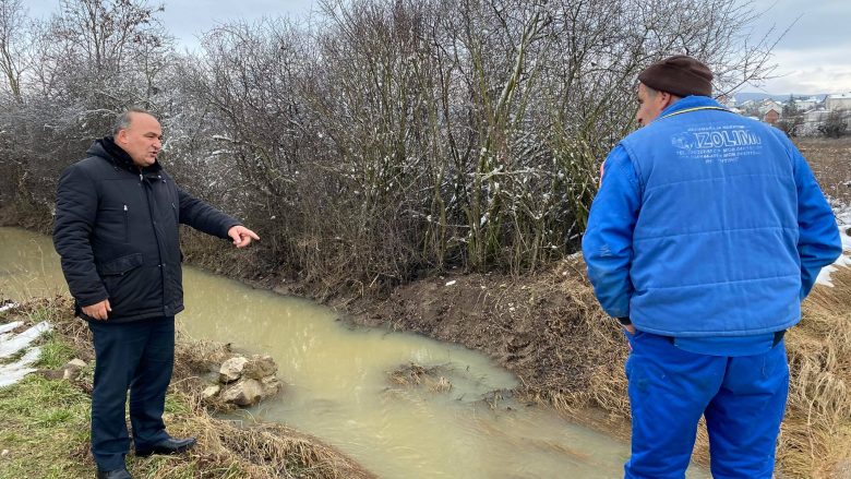 Bulliqi vizitoi fshatrat Dumosh dhe Bellopojë, të përfshira nga vërshimet