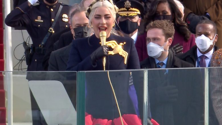 Lady Gaga interpreton himnin kombëtar në inaugurimin e Joe Biden