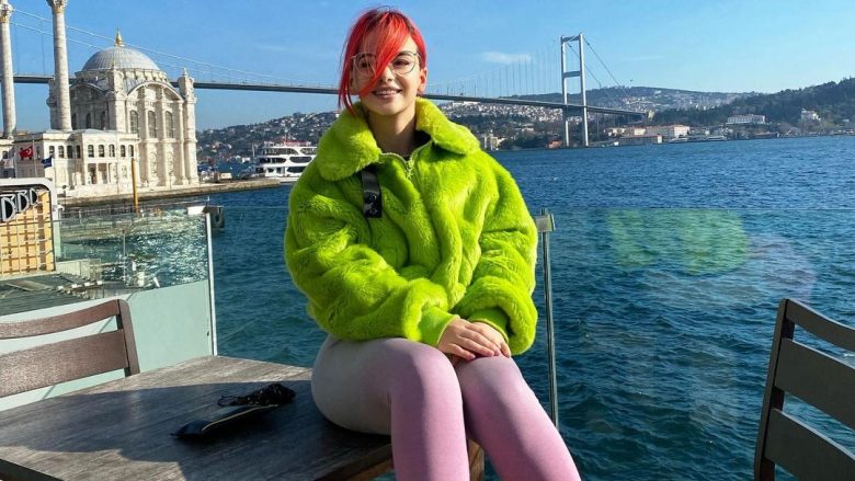 Rina Balaj josh me veshjen shumë-ngjyrëshe gjatë pushimeve në Turqi