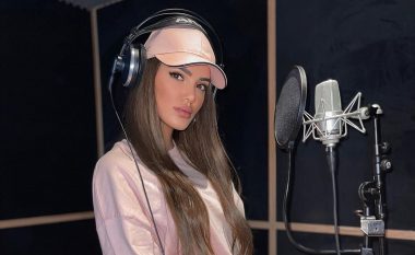 Morena Taraku shfaqet plot stil në një studio muzikore