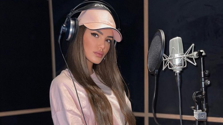 Morena Taraku shfaqet plot stil në një studio muzikore