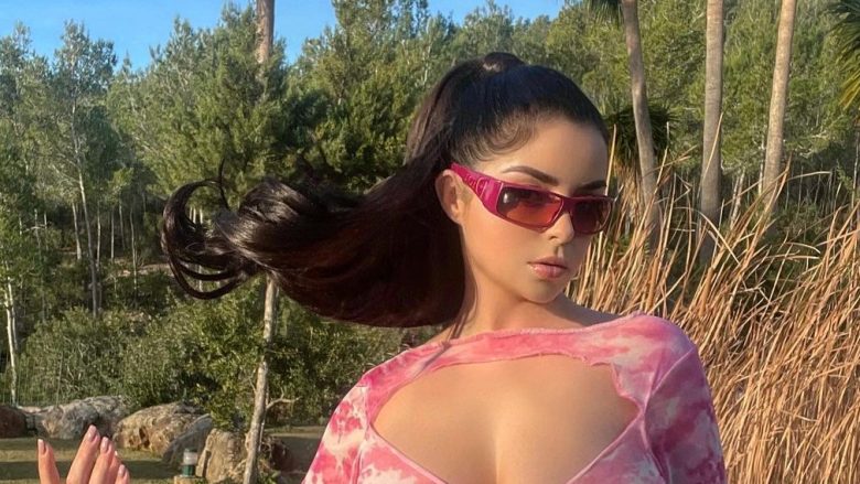 Demi Rose vazhdon ende pushimet në Ibiza, tërheq vëmendje me imazhet provokuese