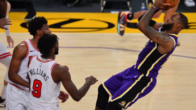 Lakers rikthehet te fitoret falë spektaklit nga James, Golden State kujdeset për befasinë e mbrëmjes