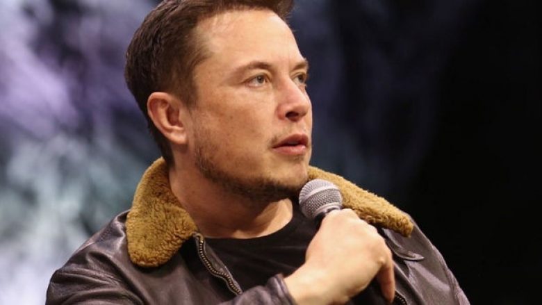 Elon Musk i përgjigjet një kërkese nga një person që i kishte dërguar të njëjtin mesazh 154 herë