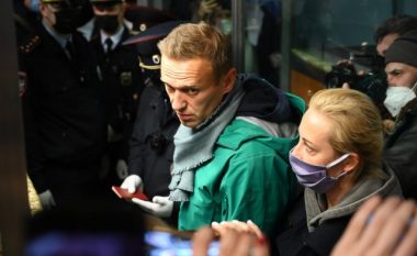 Kritikuesi i Putinit, Navalny arrestohet pas arritjes në Moskë