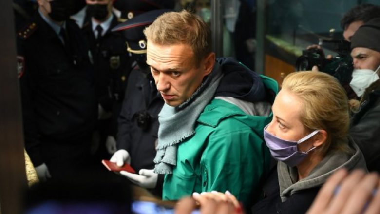 Kritikuesi i Putinit, Navalny arrestohet pas arritjes në Moskë