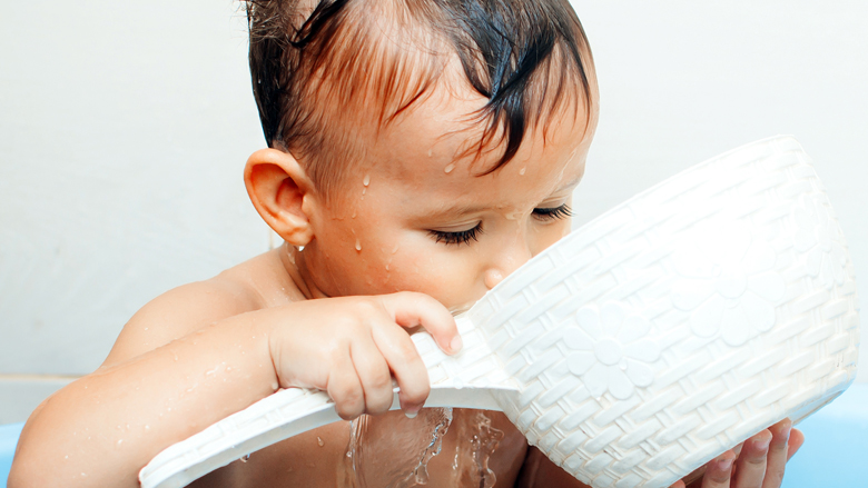 A bën të pijë fëmija ujin në të cilin lahet? Përgjigjet pediatri në këtë pyetje të prindërve të brengosur