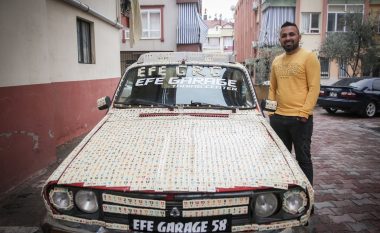 Humbi bastin, turku mbulon veturën e tij me 11 mijë domino