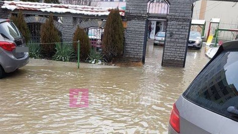 Vërshimet në Kosovë- evakuime të familjeve, bodrume e vetura nën ujë dhe dëme të mëdha materiale