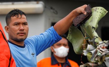 Në kërkim të kutive të zeza të aeroplanit të rrëzuar në Indonezi, zhytësit po bëjnë çmos që t’i nxjerrin nga uji – marina publikon pamjet
