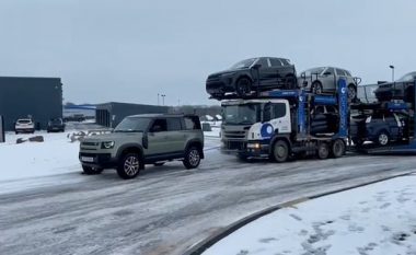 Kamioni 44 tonësh që transportonte Land Rovera 4×4 ngec në rrugën e mbuluar me akull dhe borë, punonjësi përdor njërin prej tyre për ta tërhequr kamionin