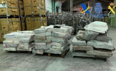 Policia spanjolle kap më shumë se dy ton kokainë të fshehur në qymyr