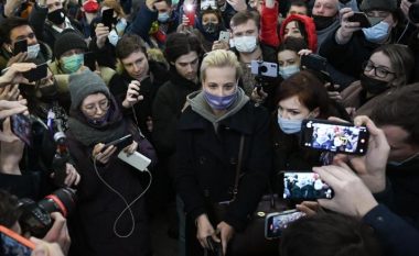 Pasi iu burgos bashkëshorti Alexei Navalny, tani Yulia po ushtron presion mbi Vladimir Putinin
