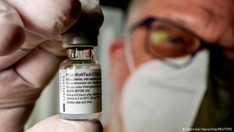 Mungesa e vaksinës: A mund të shtyhet doza e dytë?