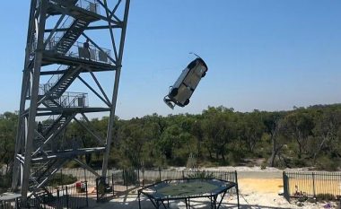 Vetura hidhet mbi një trampolinë nga një lartësi prej 45 metrash