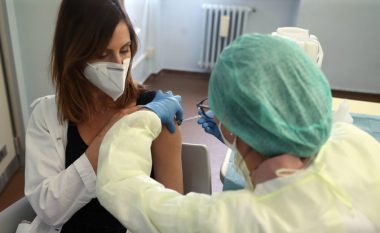 OBSH paralajmëron: Nuk rekomandohet marrja e ilaçeve kundër dhimbjes para vaksinimit