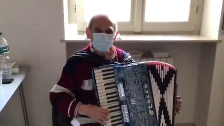 I moshuari nga Italia që ia kushtonte serenatat gruas së tij, tani po luan edhe në spital për shokët e tij të infektuar me COVID-19