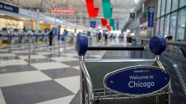 Një burrë u gjet duke jetuar në aeroportin e Çikagos për tre muaj – sepse ‘kishte frikë nga COVID-19’