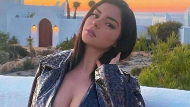 Demi Rose në fokus gjoksin e formësuar me veshjen prej lëkure