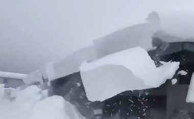 Po e pastronin borën nga çatia, punëtorët në Japoni përballen pas disa çastesh me një ‘mini-ortek’