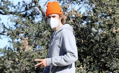 Justin Bieber shfaqet i vetëm duke u shëtitur në Hollywood Hills