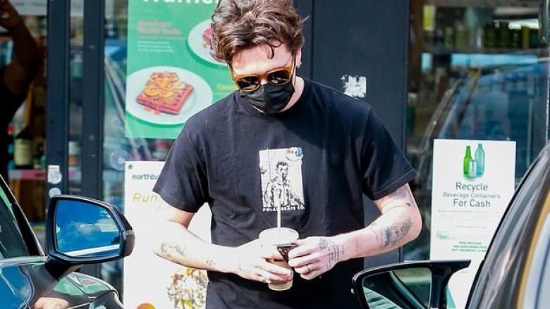 Brooklyn Beckham me veshje plot stil gjatë shëtitjes në West Hollywood