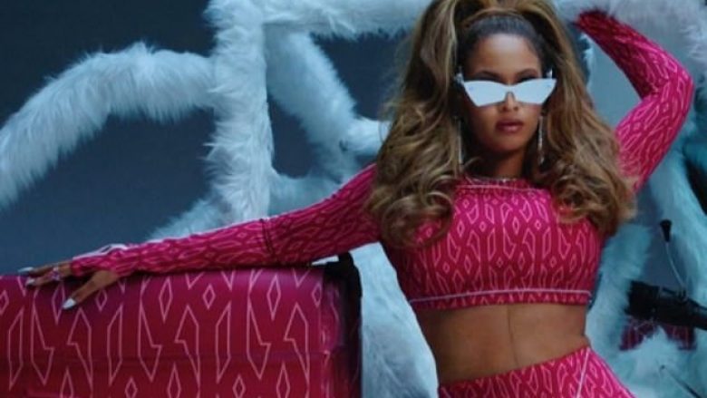 Beyonce shfaqet tërheqëse me veshjen rozë, fokuson fizikun e formësuar