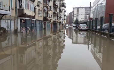 Pas reshjeve të shiut, ujërat e zeza vërshojnë rrugën në Bresje të Fushë Kosovës