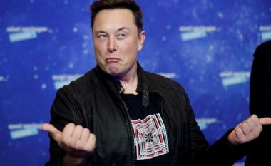 Elon Musk shiti tre shtëpi