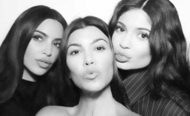 Kourtney Kardashian shpërndan imazhe nga momentet e lumtura me Kylie dhe Kim