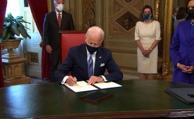 Biden nënshkruan tri dokumentet e para si president i SHBA-së