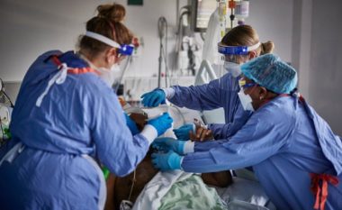 Mjekët në Mbretërinë e Bashkuar ngrenë alarmin, pasi COVID-19 godet fuqinë punëtore të Shërbimit Shëndetësor Kombëtar