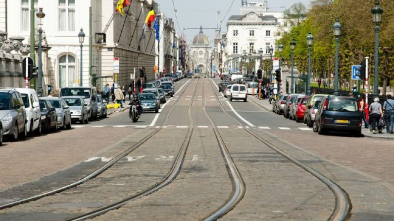 Brukseli ka kufizuar shpejtësinë në 30 km/orë, shkelësit kërcënohen me konfiskimin e veturave