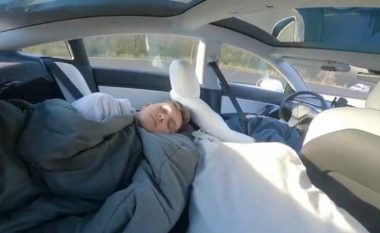 Djali po dremiste në Tesla me autopilot gjersa nëna filmonte