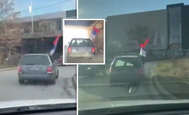 Tre persona në një veturë qarkullojnë rrugëve të Kosovës me flamur të Serbisë