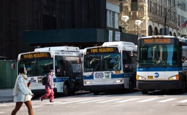 Nga e hëna, qytetarët amerikanë janë të obliguar t’i mbajnë maskat gjatë transportit publik