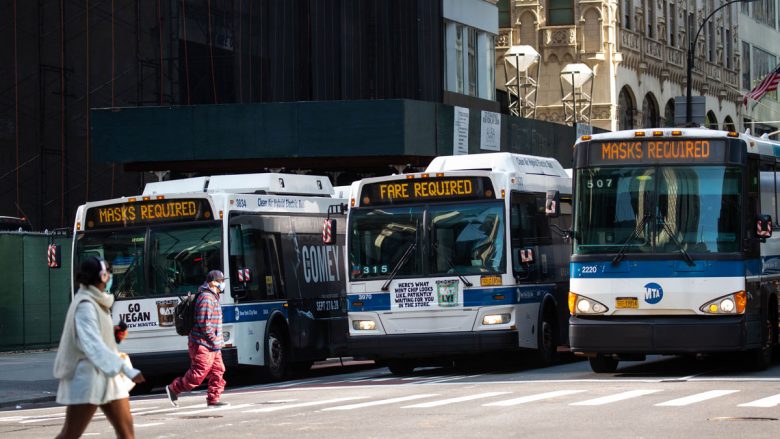 Nga e hëna, qytetarët amerikanë janë të obliguar t’i mbajnë maskat gjatë transportit publik