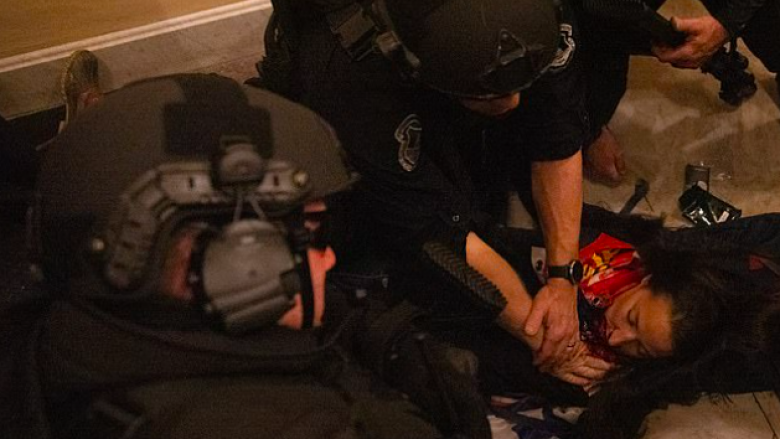 Publikohen pamje të tjera: Momenti kur protestuesja, mbështetëse e Trumpit qëllohet për vdekje nga policia amerikane