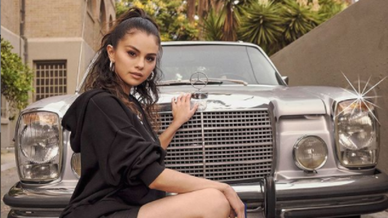 Selena Gomez tërheq vëmendjen me imazhet atraktive para makinës luksoze