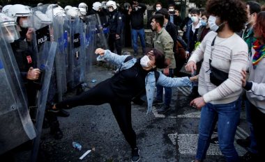 Profesorët i bashkohen studentëve në protestën kundër Erdoganit