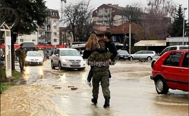 Ushtari i FSK-së u del në ndihmë fëmijëve në Gjilan, i bartë në krahë për ta kaluar rrugën e vërshuar nga uji