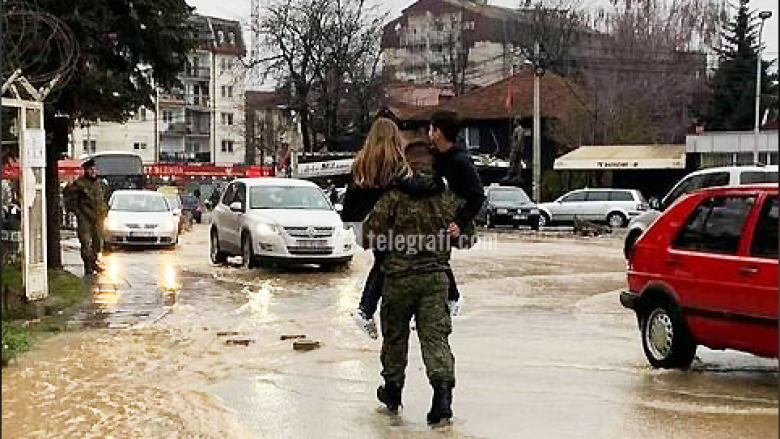 Ushtari i FSK-së u del në ndihmë fëmijëve në Gjilan, i bartë në krahë për ta kaluar rrugën e vërshuar nga uji