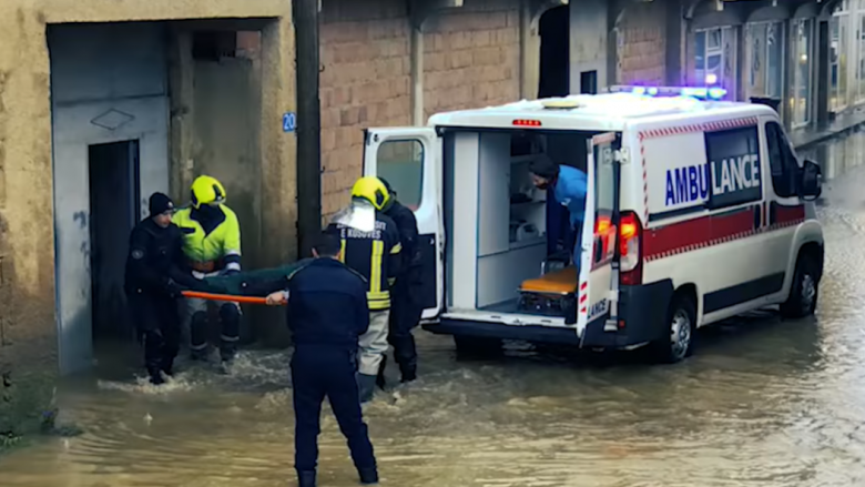 Pamje të operacioneve të FSK-së gjatë përmbytjeve në Kosovë