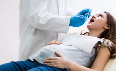 Gjakrrjedhja e mishit të dhëmbëve në shtatzëni: Përse ndodh kjo dhe si të zgjidhet problemi?