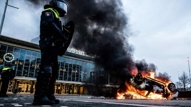 Kryeministri holandez dënon trazirat e protestuesve anti-COVID-19 në vend, raportohet për qindra të arrestuar